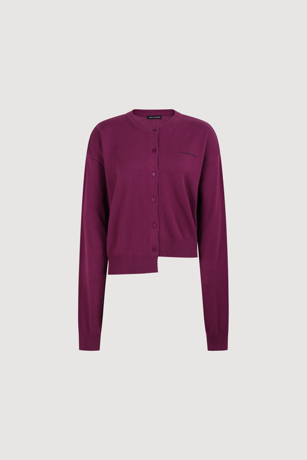 [Re-Order] 럭키슈에뜨_언밸런스 니트 가디건 (퍼플)은 부드러운 아크릴과 코튼 혼방 소재로 제작되어 봄, 가을에 착용하기 좋은 여성 니트 가디건입니다. 라운드넥에 긴 소매, 루즈핏으로 편안한 착용감을 선사하며, 언밸런스 기장과 레터링 자수 포인트가 캐주얼한 무드를 더합니다. 세 가지 모양의 믹스된 단추가 디자인의 묘미를 살리고, 데이트룩, 카페룩, 봄 소풍룩 등 다양한 TPO에 활용 가능합니다. 미니멀, 로맨틱 스타일을 선호하는 분들께 추천하며, 캐주얼한 스타일링에 포인트를 더해줍니다.
