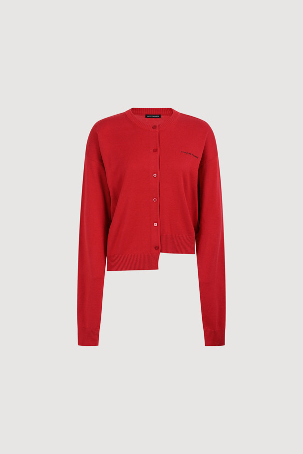 LUCKY CHOUETTE(럭키슈에뜨)의 Chouetties Unbalance 니트 가디건(레드)입니다. 라운드넥 디자인에 톤 다운된 레드 컬러가 돋보이며, 가을, 겨울 시즌 데일리룩에 활용하기 좋습니다. 아크릴과 코튼 혼방 소재로 제작되어 부드러운 촉감을 선사합니다. 긴 소매와 언밸런스한 기장, 레터링 자수 포인트로 캐주얼한 스타일을 연출하며, 세 가지 모양의 믹스된 단추로 포인트를 더했습니다. 루즈핏으로 편안하게 착용 가능하며, 카페룩, 쇼핑룩 등 다양한 TPO에 매치하기 좋습니다.
