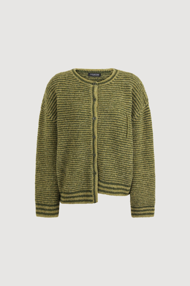 럭키슈에뜨(LUCKY CHOUETTE)의 Chouetties 언밸런스 스트라이프 니트 가디건 (올리브)입니다. 부드러운 울 소재로 제작되어 가을과 겨울에 따뜻하게 착용할 수 있습니다. 캐주얼한 무드의 루즈핏으로 편안함을 선사하며, 라운드 넥과 긴 소매 디자인이 특징입니다. 언밸런스 기장감과 럭키 크레센트 문 자수, 하트 모양 단추 디테일이 돋보이는 디자인으로 데이트룩, 모임룩, 캐주얼, 클래식, 미니멀 스타일 모두 소화 가능합니다. 두꺼운 두께감으로 포근함을 더했습니다.
