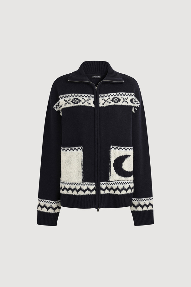 [Re-Order] 럭키슈에뜨_노르딕 패턴 하이넥 가디건 (다크 네이비)는 여성 의류로, 가을과 겨울에 따뜻하게 입을 수 있는 니트/스웨터입니다. 다크 네이비 컬러에 캐주얼, 빈티지 스타일을 더한 루즈핏 가디건으로, 하이넥 디자인과 긴 소매가 특징입니다. 두꺼운 울 소재로 제작되어 부드러운 촉감을 선사하며, 노르딕 패턴이 돋보입니다. 투웨이 지퍼와 아웃포켓 디테일, 럭키 크레센트 문 모티브가 돋보이며, 출근룩이나 모임룩, 캐주얼, 클래식, 미니멀 스타일 모두 소화 가능합니다.
