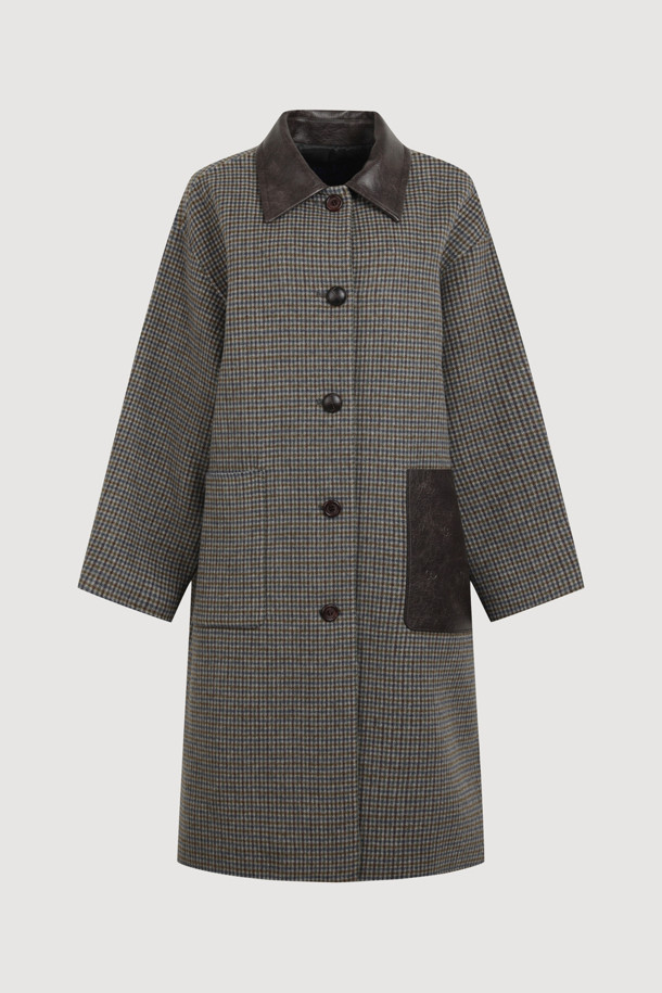 브라운 컬러의 Fake Leather Collar Check 롱 코트입니다. 클래식 무드의 체크 패턴과 코쿤핏으로 세련된 실루엣을 연출합니다. 두꺼운 두께감과 부드러운 촉감의 인조 가죽과 체크 원단 소재로 제작되었으며, 롱 코트 타입으로 가을, 겨울 시즌에 따뜻하게 착용할 수 있습니다. 카라와 포켓 부분의 워시드 가죽 디테일, 럭키 로고 패턴 안감, 두 종류의 버튼 믹스가 돋보입니다. 오피스룩, 모임룩, 데이트룩 등 다양한 TPO에 클래식, 미니멀, 시크 스타일로 활용해보세요.
