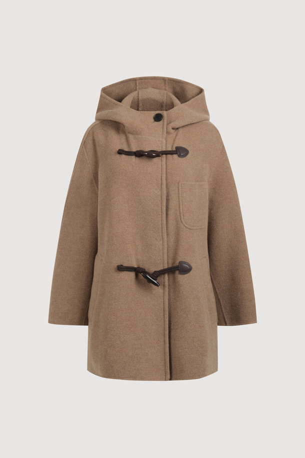 캐시미어 소재의 부드러운 촉감이 돋보이는 토글 후드 코트입니다. 낙타색(camel) 컬러의 루즈핏 디자인으로, 가을과 겨울에 따뜻하고 편안하게 착용할 수 있습니다. 히든 스냅과 토글 여밈 방식을 갖추었으며, 긴 소매와 하프 기장으로 제작되었습니다. 코트 안감에는 럭키(LUCKY) 로고 패턴이 적용되어 캐주얼하면서도 클래식한 무드를 연출합니다.
