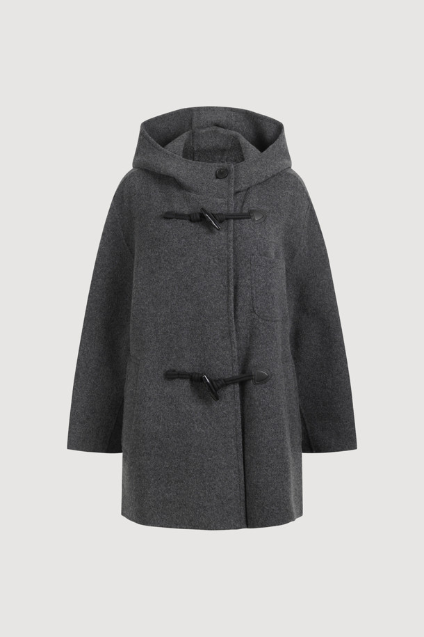 **토글 후드 코트 (grey)**는 캐시미어와 울 소재 혼방으로 제작되어 부드러운 촉감과 두꺼운 두께감으로 따뜻함을 선사하는 여성용 후드 코트입니다. 루즈핏 디자인과 하프 기장으로 편안한 착용감을 제공하며, 캐주얼, 클래식, 미니멀 스타일 모두 소화 가능합니다. 히든 스냅과 토글 여밈 방식, 긴소매 디자인으로 실용성을 더했으며, 안감에는 LUCKY 로고가 더해져 고급스러움을 더했습니다. 출근룩과 모임룩 모두에 어울리는 활용도 높은 아이템으로, 필링에 유의하여 관리하면 오랫동안 즐겨 입을 수 있습니다.
