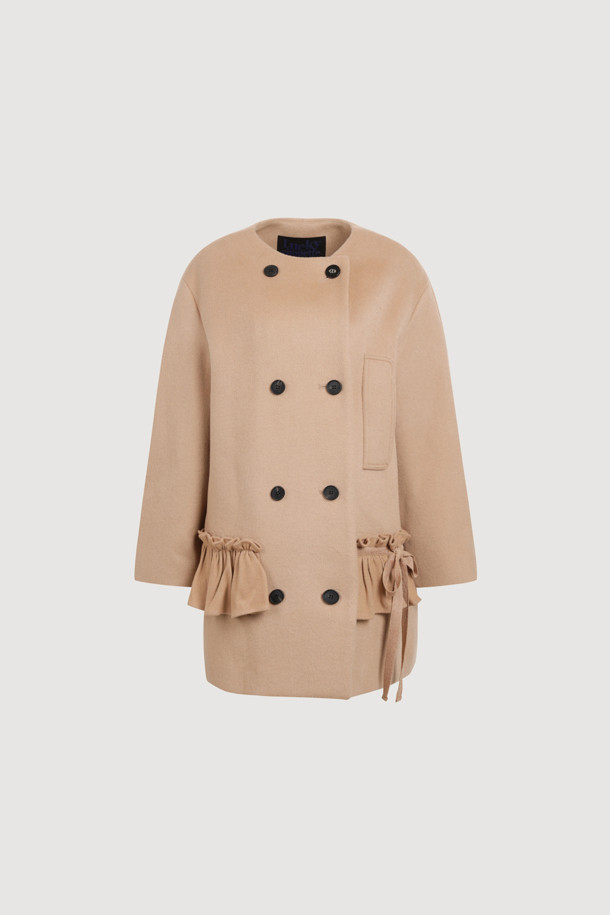 **라운드 넥 프릴 디테일 더블 코트 (베이지)**는 가을과 겨울, 여성의 우아함을 돋보이게 할 코트입니다. 부드러운 캐시미어와 울 소재, 두꺼운 두께감으로 포근하고 고급스러운 착용감을 선사합니다. 페미닌하고 클래식한 무드를 연출하며, 루즈핏 디자인과 하프 기장으로 편안함을 더했습니다. 더블 버튼 여밈 방식과 프릴, 리본 디테일, 로고 단추, 로고 패턴 안감으로 섬세한 디자인을 강조했습니다. 오피스룩, 출근룩, 모임룩 등 다양한 TPO에 클래식, 미니멀, 로맨틱 스타일로 매치하여 세련된 분위기를 연출해보세요.
