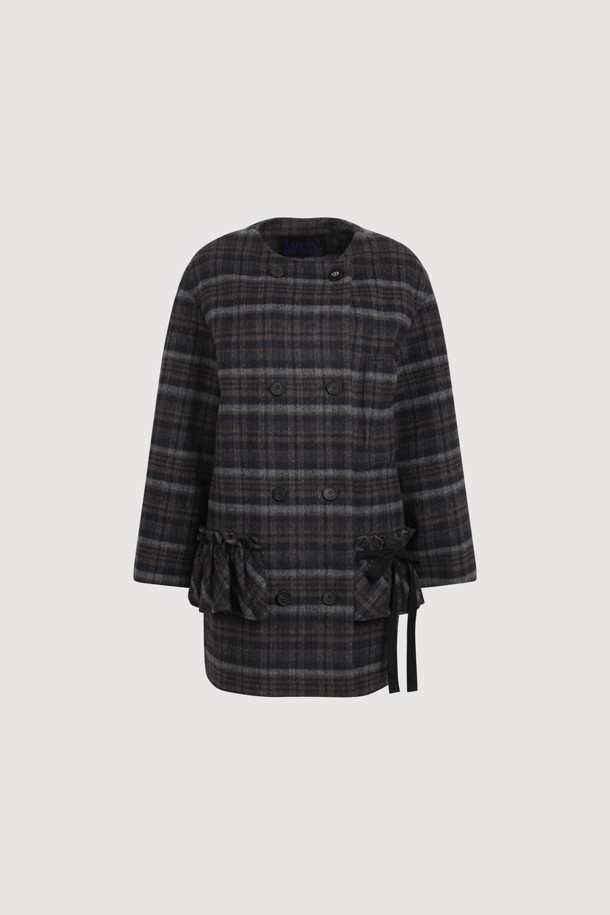 다크 네이비 컬러의 라운드 넥 프릴 디테일 더블 코트입니다. 캐시미어와 울 혼방 소재로 제작되어 부드러운 촉감과 뛰어난 보온성을 제공하며, 가을/겨울 시즌에 착용하기 좋습니다. 페미닌한 무드의 루즈핏으로, 톤온톤 체크 패턴과 로고 단추, 리본 디테일이 돋보입니다. 안감은 로고 패턴으로 마감되었으며, 더블 버튼 여밈과 긴 소매 기장으로 클래식하고 여성스러운 스타일을 연출합니다. 오피스룩, 모임룩, 데이트룩 등 다양한 TPO에 활용할 수 있습니다.
