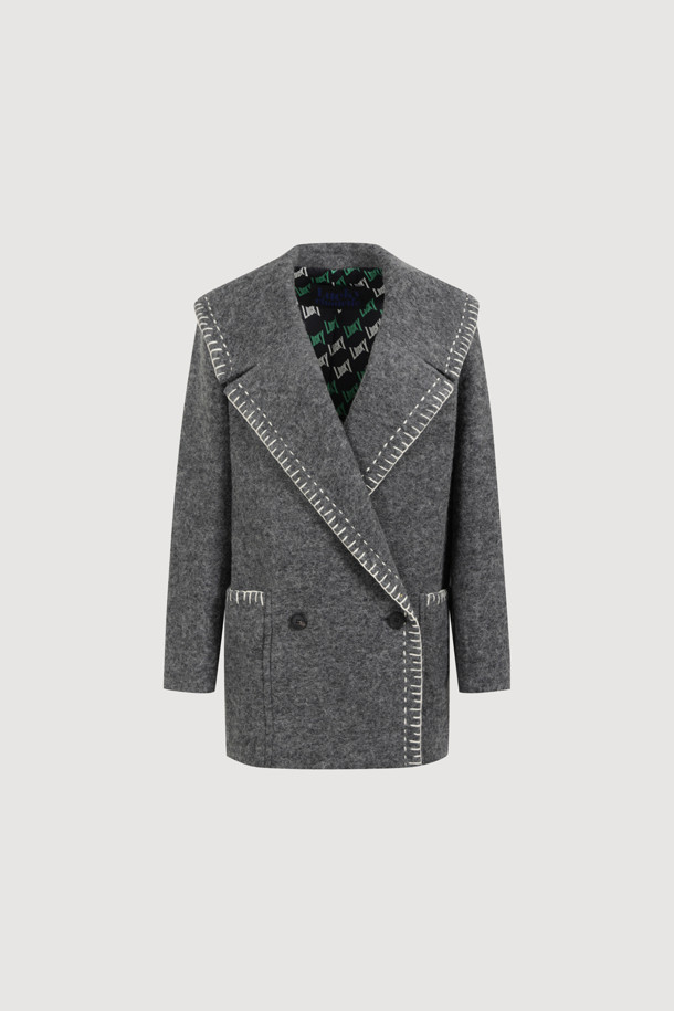 **Stitch 자수 세일러 코트 (grey)**

세련된 무드의 여성용 아우터, 스티치 자수 세일러 코트 (grey)입니다. 클래식과 캐주얼 스타일을 아우르는 디자인으로, 가을과 겨울에 따뜻하게 착용할 수 있습니다. 울 소재로 제작되어 두꺼운 두께감을 자랑하며, 하프 기장의 오버핏으로 편안한 착용감을 선사합니다. 와이드 카라와 핸드 스티치 자수 장식이 돋보이며, LUCKY 로고 패턴 안감과 이탈리아 제작으로 높은 퀄리티를 보장합니다. 출근룩, 모임룩, 데이트룩 등 다양한 TPO에 활용하여 미니멀하고 세련된 스타일을 연출해보세요.
