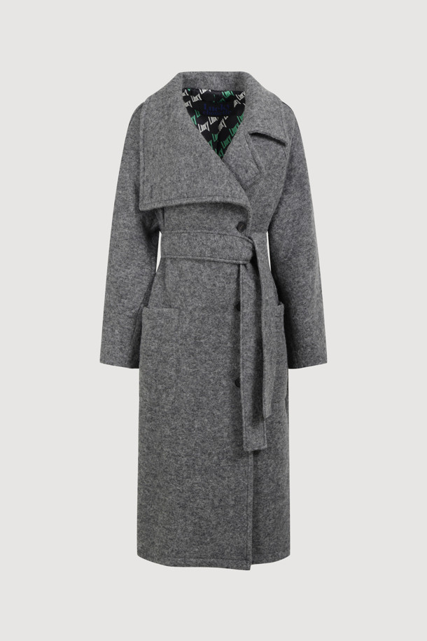 세련된 무드의 여성용 "Asymmetry Collar Long Coat" (그레이)입니다. 울 소재로 제작되어 부드럽고 폭신한 촉감과 함께 가을, 겨울 시즌 따뜻하게 착용할 수 있습니다. 비대칭 카라 디자인과 롱 기장, 여유로운 스트레이트 핏으로 스타일리시함과 모던함을 동시에 연출합니다. 안감에는 "LUCKY" 로고 패턴이 더해져 고급스러운 포인트를 더했으며, 앞 중심 단추 클로징으로 간편하게 착용 가능합니다. 출근룩, 오피스룩, 모임룩 등 다양한 TPO에 클래식, 미니멀, 시크한 스타일로 연출해보세요.
