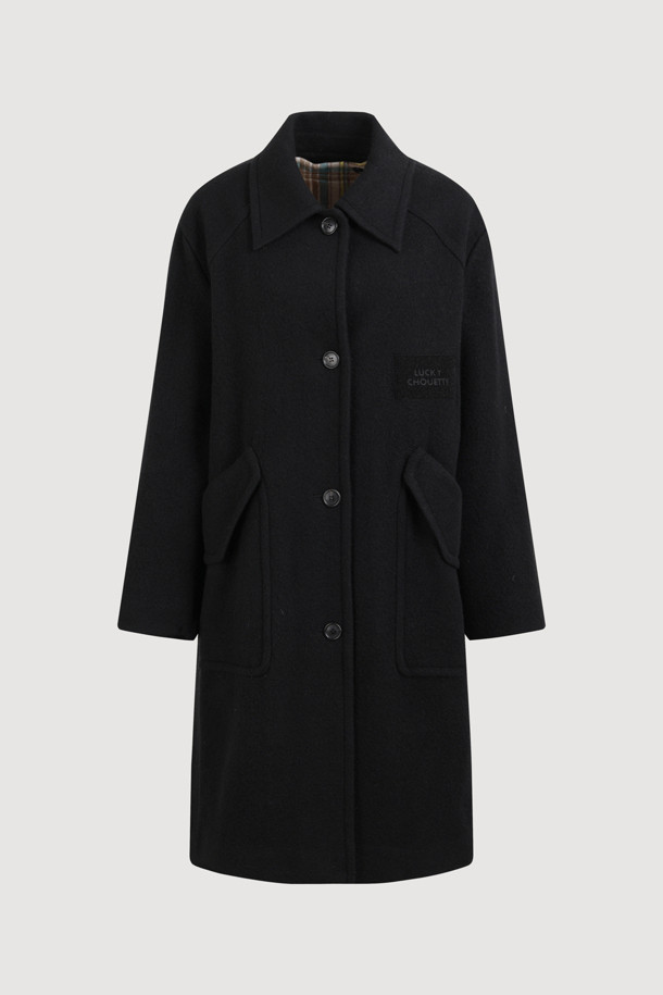 탈부착 가능한 체크 베스트 내피가 특징인 Detachable Inner 맥 코트(블랙)는 가을, 겨울 시즌 당신의 스타일을 완성해 줄 아우터입니다. 시크하고 캐주얼한 무드를 연출하며, 오버핏과 루즈핏으로 편안한 착용감을 선사합니다. 울 소재와 두꺼운 두께감으로 보온성을 높였으며, 넓은 카라와 빅 아웃포켓 디테일이 돋보입니다. 출근룩, 오피스룩, 모임룩 등 다양한 TPO에 활용 가능하며, 로고 와펜으로 포인트를 더했습니다.
