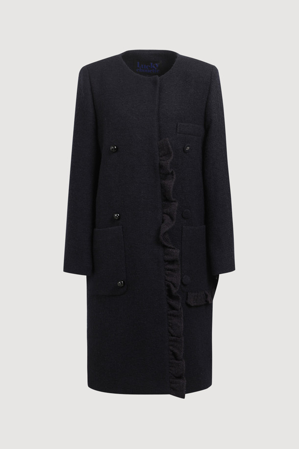 다크 네이비 컬러의 Center Frill 라운드 넥 코트입니다. 페미닌과 캐주얼 무드를 동시에 연출할 수 있으며, 가을과 겨울에 따뜻하게 입을 수 있는 두꺼운 울 소재로 제작되었습니다. 드롭 숄더, 프릴 디테일, 금속 단추, 로고 패턴 안감, 포켓 디테일이 돋보이는 롱 기장의 싱글 버튼 코트입니다. 데이트룩, 오피스룩, 모임룩 등 다양한 TPO에 활용 가능하며, 클래식, 미니멀, 캐주얼 스타일을 즐기는 여성에게 추천합니다.
