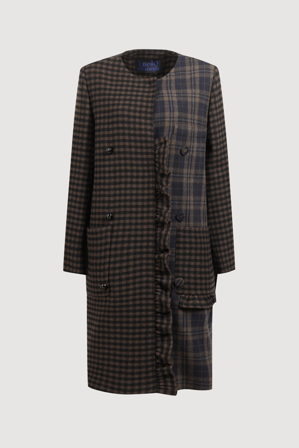 센터 프릴 라운드 넥 코트 (멀티 컬러)는 페미닌하고 캐주얼한 스타일을 동시에 연출할 수 있는 여성용 코트입니다. 가을과 겨울에 어울리는 두꺼운 울 소재로 제작되어 부드러운 촉감을 선사하며, 오버핏 롱 기장으로 편안한 착용감을 제공합니다. 체크 패턴과 드롭 숄더, 프릴 디테일이 특징이며, 금속 단추와 로고 패턴 안감, 포켓 디테일로 세련됨을 더했습니다. 싱글 버튼 여밈 방식의 라운드 넥 코트로, 데이트룩, 모임룩, 출근룩 등 다양한 TPO에 클래식, 캐주얼, 미니멀 스타일로 활용 가능합니다.
