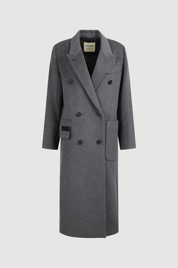 [Atelier] 갱 칼라 더블 롱 코트 (다크 그레이)는 시크하고 심플한 스타일을 추구하는 당신을 위한 겨울 아우터입니다. 캐시미어와 울 혼방 소재로 제작되어 부드러운 촉감과 우수한 보온성을 자랑하며, 롱 기장과 박시 핏으로 세련된 실루엣을 연출합니다. 더블 버튼 여밈 방식과 갱 칼라 디자인이 특징이며, 럭키슈에뜨 로고 소뿔 단추와 자수 디테일로 고급스러움을 더했습니다. [Atelier] 컬렉션 로고 패턴 안감으로 완성도를 높인 이 코트는 겨울 데일리룩, 오피스룩, 모임룩 등 다양한 TPO에 활용하기 좋습니다.

