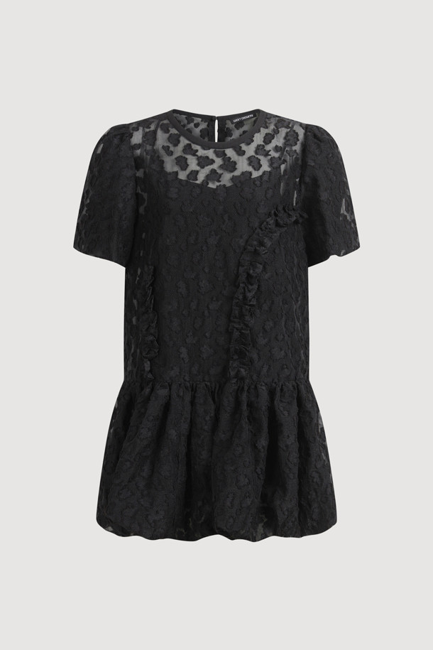 볼륨 슬리브 자카드 드레스 (블랙)는 페미닌하고 클래식한 무드를 자아내는 여성용 미니 원피스입니다. 봄, 여름, 가을 시즌에 어울리는 얇은 두께감과 부드러운 촉감의 자카드 소재로 제작되었습니다. A라인 핏에 라운드넥 디자인, 볼륨 슬리브 소매 기장이 특징이며, 속슬립이 포함되어 편안하게 착용할 수 있습니다. 데이트룩, 카페룩, 모임룩 등 다양한 TPO에 잘 어울리며, 클래식, 미니멀, 로맨틱 스타일을 즐기는 분들께 추천합니다. 뒷넥 단추 여밈과 레이어드 가능한 디자인으로 활용도를 높였습니다.
