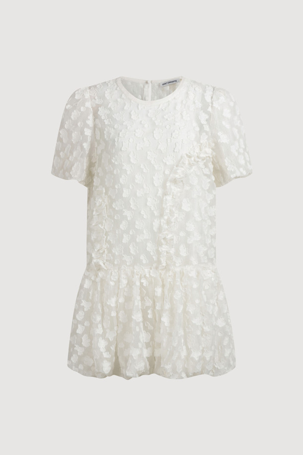 볼륨 슬리브 자카드 원피스 (아이보리)는 페미닌하고 클래식한 무드를 연출하는 여성 미니 원피스입니다. 봄, 여름 시즌에 어울리는 얇은 두께감과 부드러운 촉감의 자카드 소재로 제작되었으며, A라인 치마 핏과 미니 기장으로 사랑스러운 실루엣을 선사합니다. 볼륨감 있는 소매와 입체적인 자카드 패턴이 돋보이며, 라운드넥 디자인에 뒷넥 단추 여밈으로 간편하게 착용할 수 있습니다. 데이트룩, 카페룩, 모임룩 등 다양한 TPO에 맞춰 클래식, 미니멀, 로맨틱한 스타일을 연출해보세요. 속슬립이 포함되어 있어 비침 걱정 없이 편안하게 즐길 수 있습니다.
