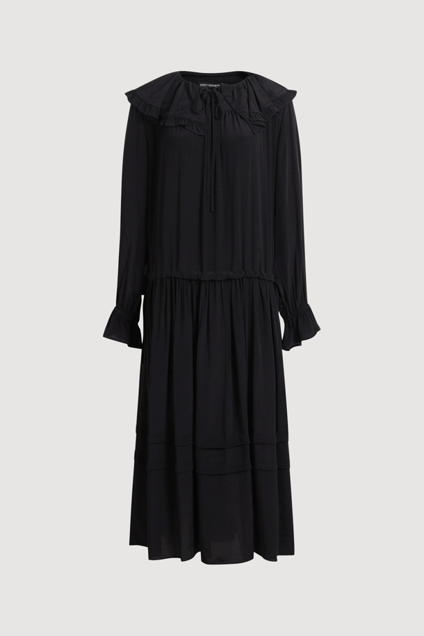 세일러 카라 원피스 (블랙)는 페미닌하면서도 캐주얼한 무드를 연출하는 여성 의류입니다. 폴리 크레이프 소재로 제작되어 깔끔한 촉감을 선사하며, 사계절 내내 착용 가능합니다. 롱 기장의 루즈핏으로 편안한 착용감을 제공하며, 허리 스트링 디테일로 허리 라인을 잡아줍니다. 세일러 카라와 소매 셔링 밴딩, 카라 셔링 디테일이 특징이며, 데이트룩이나 카페룩에 잘 어울립니다. 미니멀하고 로맨틱한 스타일을 즐기는 분들께 추천합니다.
