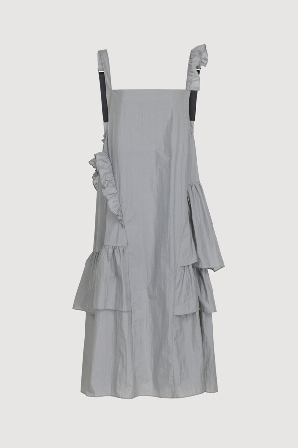 민트 컬러의 [Re-Order] 러플 포인트 민소매 롱 드레스입니다. 부드러운 나일론 소재로 제작되어 은은한 광택감이 돋보이며, 루즈핏 플레어 디자인으로 우아한 실루엣을 연출합니다. 비대칭 프릴 디테일과 어깨 비죠 장식이 여성스러운 포인트를 더하고, 끈 길이 조절이 가능하여 편안하게 착용할 수 있습니다. 데이트룩, 여행룩, 휴가룩 등 다양한 TPO에 클래식, 미니멀, 로맨틱 스타일로 연출해보세요. 봄, 여름 시즌에 어울리는 롱 원피스로, 당신의 스타일을 한층 더 돋보이게 해줄 것입니다.
