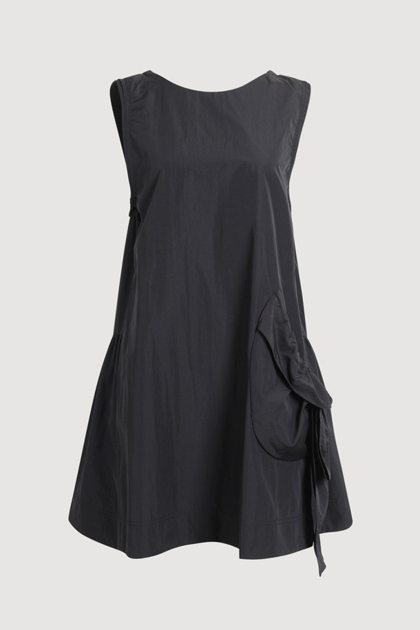 A 라인 미니 드레스 (블랙)는 여성스러운 실루엣을 연출하는 A라인 핏의 미니 원피스입니다. 봄, 여름, 가을 세 계절 모두 활용 가능하며, 데이트룩, 동네 마실룩, 카페룩 등 다양한 TPO에 적합합니다. 캐주얼, 미니멀, 스트리트 스타일을 모두 아우르는 디자인으로, 무지 패턴의 블랙 컬러가 시크한 매력을 더합니다. 나일론 소재로 제작되어 편안한 착용감을 선사하며, 민소매 디자인으로 시원하게 입을 수 있습니다. 포켓 디테일과 레이어드 연출이 가능하며, 워싱 가공을 거쳐 자연스러운 분위기를 자아냅니다.
