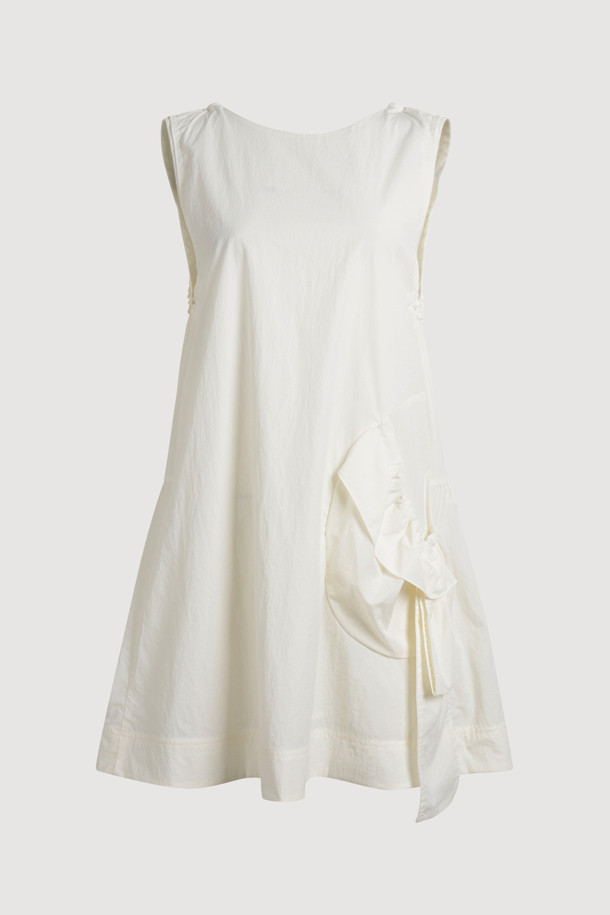 A 라인 미니 드레스 (아이보리)는 크리에이티브하며 클래식한 감성을 선사하는 여성용 캐주얼 원피스입니다. 나일론 혼방 소재로 제작되어 워싱감 있는 촉감을 느낄 수 있으며, A라인 핏과 미니 기장으로 여성스러운 실루엣을 연출합니다. 라운드넥과 민소매 디자인으로 시원하고 활동적인 느낌을 주며, 포켓 디테일이 실용성을 더합니다. 데이트룩, 카페룩, 쇼핑룩 등 다양한 TPO에 맞춰 클래식, 미니멀, 캐주얼 스타일을 완성해보세요. 안감은 IVX에 있으며, 단독 또는 레이어드하여 다양한 스타일을 연출할 수 있습니다.
