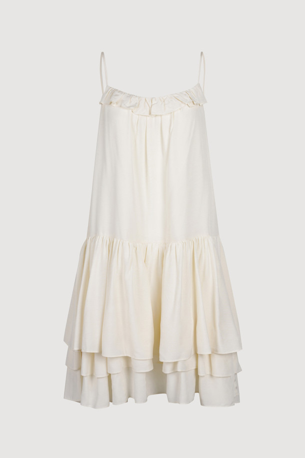 프릴 디테일 슬립 드레스 (light beige)는 모달 소재로 제작되어 부드러운 촉감이 특징인 여성용 슬립 원피스입니다. 은은한 라이트 베이지 컬러의 무지 디자인으로, 얇고 가벼운 두께감 덕분에 봄, 여름 시즌에 시원하게 착용할 수 있습니다. 어깨끈 조절이 가능하며, 셔링 & 프릴 디테일로 페미닌한 무드를 더했습니다. 데이트룩, 카페룩, 휴가룩 등 다양한 TPO에 미니멀, 로맨틱, 리조트 스타일로 연출해보세요. 루즈핏으로 편안하면서도 여성스러운 실루엣을 선사합니다.
