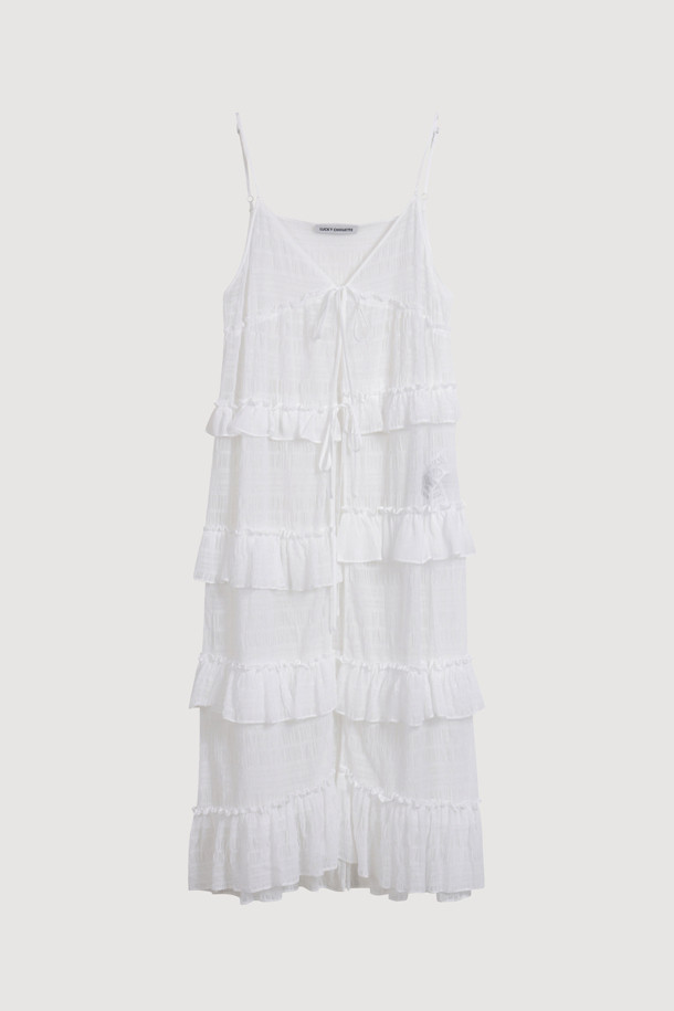 화이트 컬러의 [Re-Order] Sleeveless Frill Dress는 여름을 위한 데일리 및 캐주얼 스타일의 슬리브리스 프릴 드레스입니다. 부드러운 레이스 소재에 도트 패턴이 더해져 여성스러운 무드를 자아내며, 루즈핏 A라인 실루엣과 얇은 두께감으로 시원하게 착용할 수 있습니다. 비대칭 셔링 및 프릴 디테일, 레이어드 스타일링이 가능한 디자인으로, 다양한 스타일 연출이 용이합니다.
