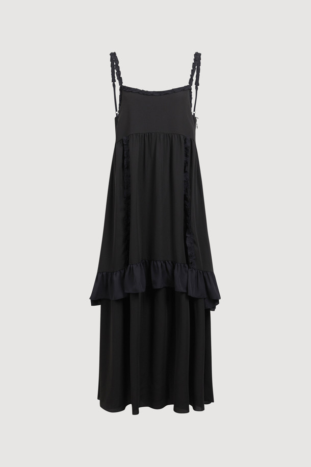 Coloration 프릴 레이어링 드레스 (블랙)는 유니크하고 캐주얼한 스타일을 연출하는 여성용 레이어드 원피스입니다. 부드러운 폴리 크레이프 소재로 제작되어 깔끔한 촉감을 선사하며, A라인 치마 핏으로 편안한 착용감을 제공합니다. 라운드넥과 민소매 디자인으로 시원하며, 블랙 컬러에 러플 디테일과 컬러 배색이 포인트로 더해져 세련된 느낌을 줍니다. 데이트룩이나 카페룩에 적합하며, 캐주얼, 미니멀, 시크한 스타일을 즐기는 분들께 추천합니다. 옆 지퍼 디테일로 편안하게 착용할 수 있습니다.
