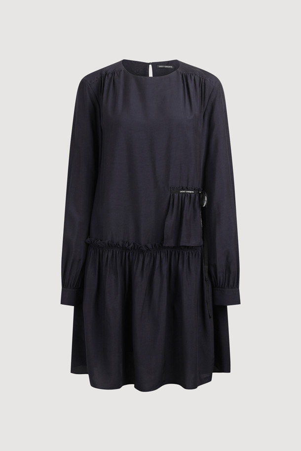 다크 네이비 컬러의 셔링 디테일 라운드넥 원피스입니다. 부드러운 레이온 소재로 제작되어 편안한 착용감을 선사하며, 루즈핏과 플레어 A라인 치마가 자연스러운 실루엣을 연출합니다. 허리선 아래 셔링으로 볼륨감을 더하고, 허리 부분 로고 테이프로 포인트를 주었습니다. 긴 소매와 뒷넥 단추 여밈으로 클래식하면서도 캐주얼한 분위기를 자아내 데이트룩, 모임룩, 또는 미니멀한 스타일을 연출하고 싶은 날에 적합합니다. 사계절 내내 활용 가능한 실용적인 아이템입니다.
