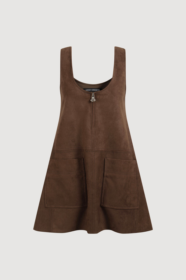 페이크 스웨이드 미니 드레스 (브라운)는 캐주얼 및 클래식 스타일을 모두 아우르는 여성용 미니 원피스입니다. 부드러운 촉감의 스웨이드 소재로 제작되었으며, 얇은 두께감으로 가을, 겨울 시즌에 활용하기 좋습니다. U넥 디자인에 세미 A라인 핏으로 여성스러운 실루엣을 연출하며, 앞 중심 지퍼 여밈과 뒤판 개발 텍션지 포인트가 특징입니다. 데이트룩, 카페룩 등 다양한 TPO에 매치하여 다채로운 스타일을 완성할 수 있으며, 다양한 이너 레이어드를 통해 개성 있는 스타일링을 즐길 수 있습니다.
