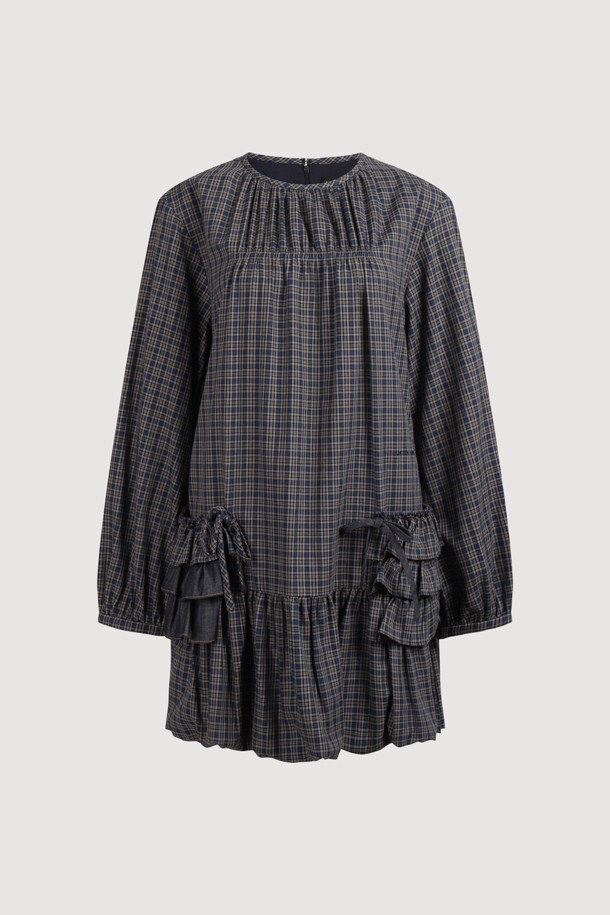 포켓 포인트 체크 미디 드레스 (멀티 컬러)는 페미닌하고 유니크한 매력을 선사하는 여성용 미디 원피스입니다. 데님 소재의 체크 패턴으로 클래식하면서도 로맨틱한 스타일을 연출하며, 긴 소매와 여유로운 핏으로 편안함을 더했습니다. 앞뒤 가슴 셔링 디테일과 포켓, 리본 장식으로 포인트를 더했으며, 뒤 중심 지퍼로 간편하게 착용할 수 있습니다. 데이트룩, 카페룩, 모임룩 등 다양한 TPO에 활용 가능한 스마트 캐주얼 스타일의 원피스입니다.
