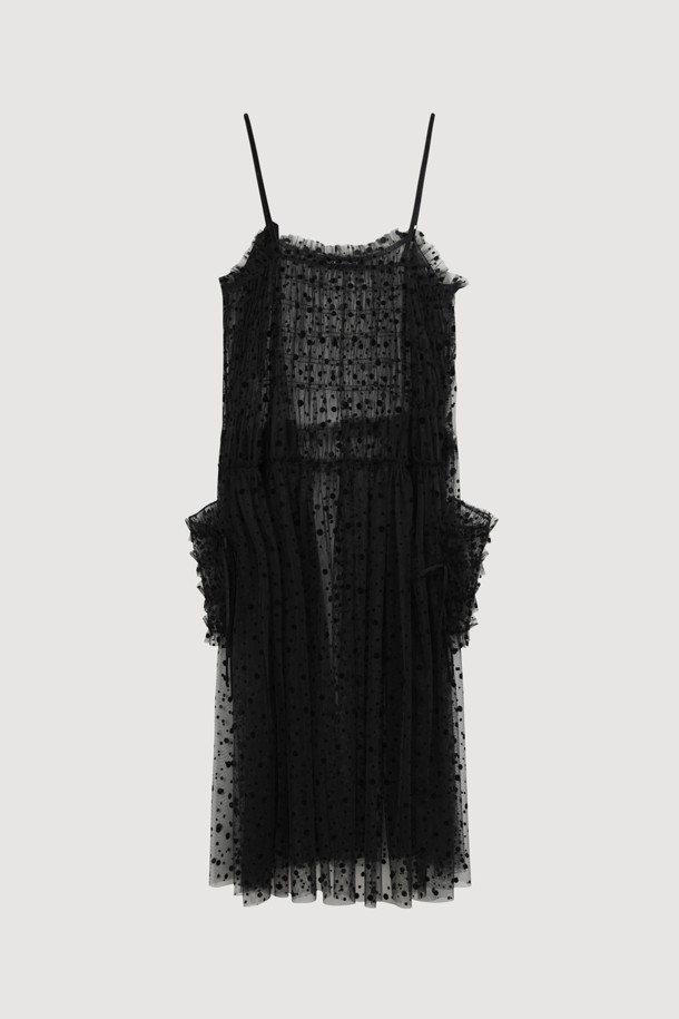 도트 플로킹 슬립 드레스 (블랙)는 부드러운 벨벳 소재에 도트 무늬가 더해져 우아하고 로맨틱한 분위기를 연출하는 슬립 원피스입니다. 스퀘어 넥과 민소매 디자인으로 여성스러운 실루엣을 강조하며, 셔링 및 프릴 디테일이 섬세함을 더합니다. 벨벳 테이프 장식과 여유 있는 루즈핏으로 편안하면서도 세련된 스타일을 완성합니다. 데이트룩, 모임룩 또는 파티룩에 활용하여 특별한 날을 더욱 돋보이게 할 수 있습니다. 봄, 여름, 가을 계절에 활용 가능하며 클래식, 미니멀 스타일을 즐겨 입는 고객에게 추천합니다.
