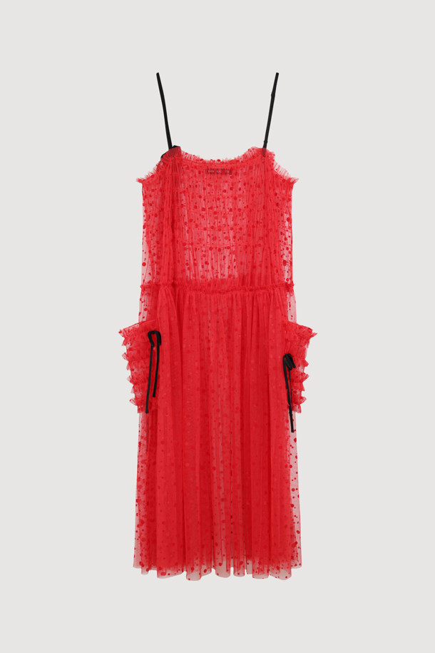 도트 플로킹 슬립 드레스 (레드)는 여성스러운 매력을 극대화하는 슬립 원피스입니다. 얇은 두께감과 루즈핏으로 편안한 착용감을 선사하며, 봄, 여름 시즌에 적합합니다. 셔링, 프릴 디테일과 벨벳 테이프 장식, 플레어 치마 라인이 페미닌한 무드를 더합니다. 스트랩 넥 라인과 민소매 디자인으로 시원함을 강조하며, 데이트룩, 휴가룩, 모임룩 등 다양한 TPO에 로맨틱하고 클래식한 스타일을 연출할 수 있습니다. 여유로운 실루엣과 도트 패턴이 세련된 느낌을 주는 이 원피스로 당신만의 스타일을 완성해 보세요.
