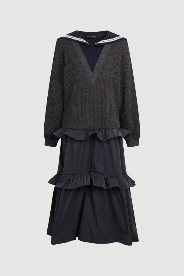 **마테리얼 믹스 세일러 롱 드레스 (멀티 컬러)**는 니트와 우븐 소재의 믹스 매치로 제작되어 부드러운 촉감과 따뜻함을 선사합니다. 세일러 칼라와 꽈배기 패턴, 배색 스트라이프 디테일이 캐주얼하면서도 걸리시한 분위기를 연출합니다. 루즈핏 A라인 실루엣에 긴 소매 기장과 두꺼운 두께감으로 가을, 겨울 시즌 데이트룩, 모임룩으로 활용하기 좋습니다. 다양한 멀티 컬러 배색으로 포인트를 더해 클래식한 스타일까지 소화 가능한 매력적인 세일러 원피스입니다.
