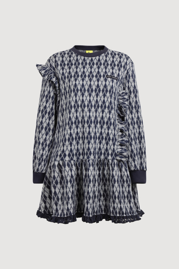 네이비 컬러의 아가일 패턴 프릴 원피스입니다. 부드러운 기모 소재로 제작되어 겨울에도 따뜻하게 착용 가능하며, 루즈핏 A라인 실루엣으로 편안함을 더했습니다. 라운드넥 디자인에 프릴 장식과 배색 프릴 디테일이 여성스러운 분위기를 연출합니다. 데이트룩, 모임룩, 캐주얼, 클래식, 걸리시 스타일 모두 소화 가능한 단독 착용 가능한 원피스입니다.
