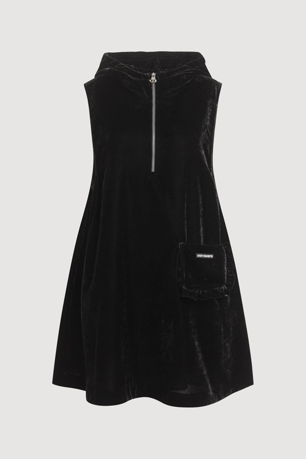 벨벳 후드 미니 원피스 (블랙)는 가을과 겨울, 데이트룩과 연말 모임룩에 어울리는 여성용 미니 원피스입니다. 부드러운 벨벳 소재로 제작되어 따뜻하고 포근한 착용감을 선사하며, A라인 핏으로 편안하면서도 여성스러운 실루엣을 연출합니다. 캐주얼, 스트리트, 미니멀 스타일 모두 소화 가능하며, 후드, 포켓, 러플 디테일과 와펜 장식, 하프 지퍼 여밈으로 포인트를 더했습니다. 민소매 디자인으로 다양한 레이어드 스타일링이 가능하여 활용도가 높습니다.
