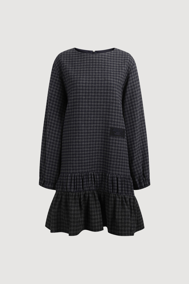 **[Atelier] 컬러드 체크 미니 드레스**는 울 50% 함유된 두꺼운 소재로 제작되어 가을, 겨울에 따뜻하게 착용할 수 있는 여성용 원피스입니다. 클래식하고 유니크한 무드의 멀티 컬러 체크 패턴이 돋보이며, A라인 핏과 미니 기장으로 걸리시한 스타일을 연출합니다. 뒤 중심 지퍼와 아틀리에 자수 장식, 가죽 슬라이더 디테일이 돋보이며, 데이트룩, 모임룩, 겨울 데일리룩 등 다양한 TPO에 활용 가능합니다. 필링(보풀)에 주의하여 관리하면 오랫동안 클래식하고 미니멀한 스타일을 즐길 수 있습니다.
