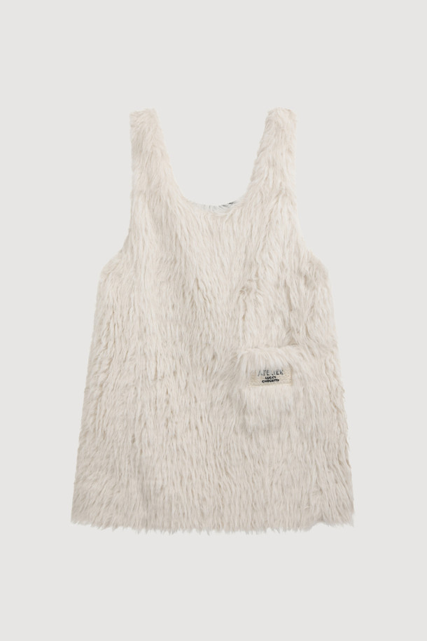 [Atelier] 페이크 퍼 미니 드레스 (ivory)는 여성용으로, 가을과 겨울에 따뜻하고 포근하게 입을 수 있는 캐주얼하고 유니크한 스타일의 원피스입니다. 톤 다운된 아이보리 컬러의 페이크 퍼 소재로 제작되어 부드러운 촉감을 선사하며, A라인 핏과 미니 기장으로 사랑스러운 실루엣을 연출합니다. 라운드넥 디자인에 앞 포켓 아틀리에 자수 장식과 뒷판 아틀리에 로고 테이프 리본, 레이스 디테일이 더해져 고급스러움을 더합니다. 기본 티셔츠와 함께 매치하여 겨울 데일리룩, 데이트룩, 모임룩 등 다양한 TPO에 맞춰 캐주얼, 클래식, 미니멀한 스타일을 연출해보세요.
