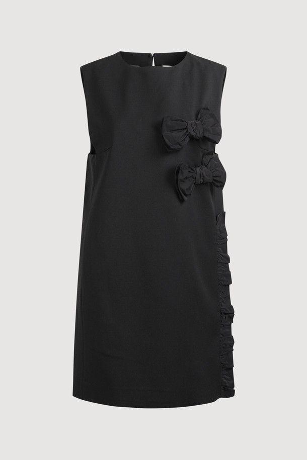 [Atelier] 리본 포인트 미니 드레스 (black)는 여성 고객을 위한 클래식 스타일의 미니 원피스입니다. 울 블렌디드 소재로 제작되어 사계절 내내 착용 가능하며, 슬림핏 일자핏으로 떨어지는 라인이 특징입니다. 블랙 컬러의 무지 디자인에 라운드넥과 민소매 디자인이 시크한 분위기를 연출합니다. 리본 장식과 옆 라인 셔링 디테일이 여성스러움을 더하며, 옆 지퍼로 편안하게 착용할 수 있습니다. 데이트룩, 모임룩, 소개팅룩 등 다양한 TPO에 활용 가능한 하이브리드 스마트 캐주얼 스타일의 원피스입니다. 마찰과 올 뜯김에 주의하여 착용하십시오.
