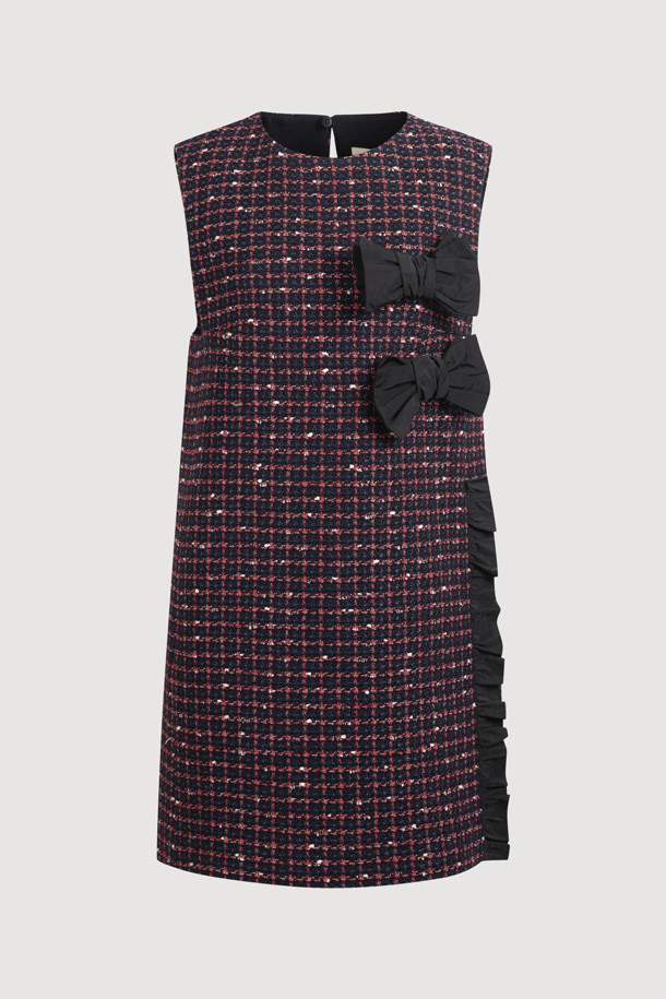 **[Atelier] 리본 포인트 미니 드레스 (navy)**는 가을, 겨울 시즌 엘레강스한 스타일을 연출하는 여성 의류입니다. 울 블렌디드 트위드 소재의 네이비 컬러 체크 패턴으로, 슬림핏 일자핏의 미니 기장 치마 타입입니다. 라운드넥 민소매 디자인이며, 리본 장식과 셔링 디테일, 옆 지퍼로 포인트를 더했습니다. 데이트룩, 모임룩, 연말 모임룩 등 특별한 날, 클래식, 미니멀, 걸리시한 무드로 연출하기 좋습니다. 올뜯김 및 마찰에 주의하여 착용하십시오.
