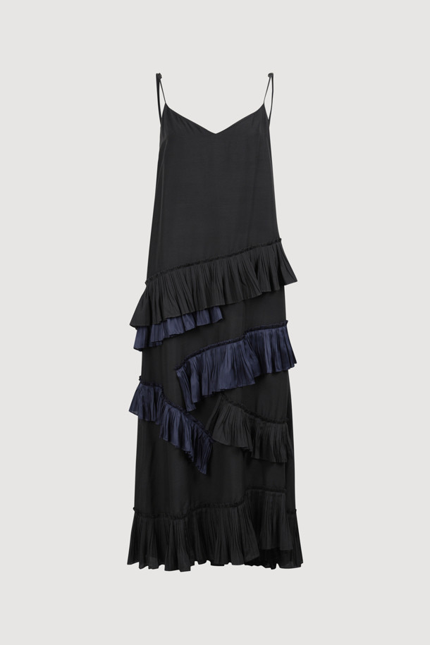 [Atelier] 플리츠 포인트 슬립 드레스 (블랙)는 여성스러운 실루엣을 강조하는 A라인 맥시 원피스입니다. 부드러운 레이온 소재로 제작되어 편안한 착용감을 선사하며, 사계절 내내 활용 가능한 실용적인 아이템입니다. 플리츠 디테일이 유니크한 포인트를 더하고, 비대칭 절개선과 사이드 트임이 세련된 무드를 연출합니다. 스트랩 네크라인과 어깨끈 길이 조절 기능으로 체형에 맞게 핏을 조절할 수 있으며, 아틀리에 레터링 테이프 디테일이 은은한 포인트를 더합니다. 데이트룩, 카페룩, 모임룩 등 다양한 TPO에 클래식하고 미니멀한 스타일을 연출해보세요.
