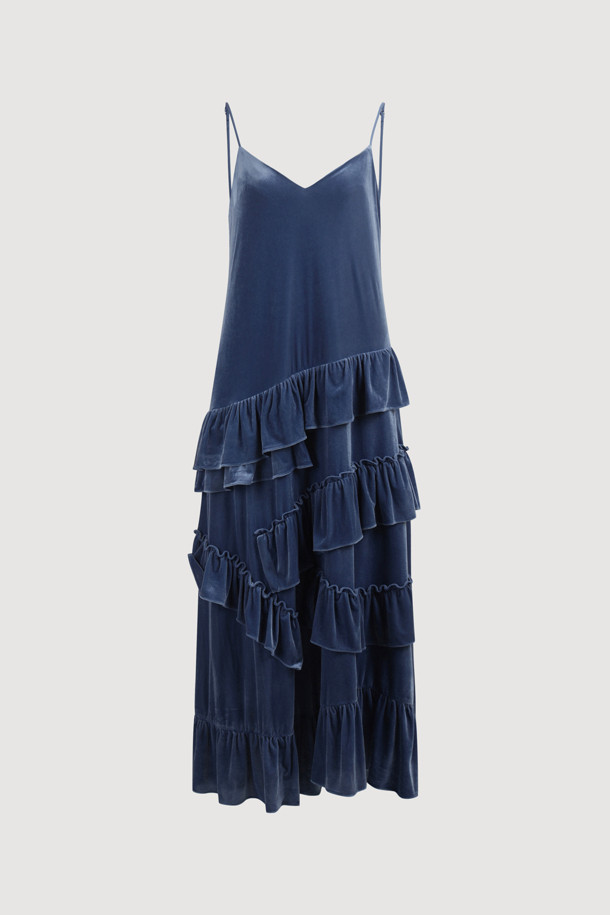 [Atelier] 벨벳 슬립 롱 드레스는 부드러운 벨벳 소재로 제작되어 은은한 광택과 고급스러운 분위기를 자아냅니다. 스퀘어넥과 A라인 실루엣, 루즈핏으로 편안하면서도 우아한 스타일을 연출하며, 민소매 디자인과 얇은 두께감으로 가을, 겨울 시즌 레이어드 룩에도 활용하기 좋습니다. 비대칭 절개선과 프릴 디테일, 사이드 트임이 돋보이며, 어깨끈 길이 조절이 가능하여 체형에 맞게 핏을 조절할 수 있습니다. 데이트룩, 연말 모임룩 등 특별한 날, 클래식하면서도 로맨틱한 무드를 더해줄 아이템입니다. 아틀리에 레터링 테이프로 섬세함을 더했습니다.
