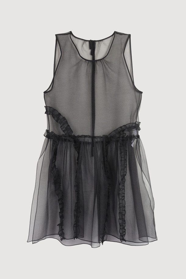 블랙 색상의 Sleeveless Layering Frill Dress (슬리브리스 레이어링 프릴 드레스)입니다. 얇은 두께감의 오간자 소재로 제작되어 봄, 여름 시즌에 시원하게 착용하기 좋습니다. 캐주얼하고 유니크한 무드를 연출하며, 비대칭 셔링 디테일과 레이어드 스타일의 프릴 치마가 특징입니다. 뒤 테이프 장식으로 포인트를 더했으며, 루즈핏으로 편안한 착용감을 선사합니다. 데이트룩, 카페룩, 여행룩 등 다양한 TPO에 맞춰 스타일리시하게 연출할 수 있습니다. 미니멀, 로맨틱, 캐주얼 스타일을 즐겨 입는 여성분들께 추천합니다.
