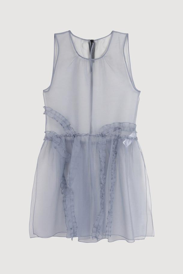 슬리브리스 레이어링 프릴 드레스 (grey)는 오간자 소재의 여성용 민소매 원피스입니다. 비대칭 셔링 디테일과 뒤 테이프 장식이 유니크한 스타일을 연출하며, 얇고 비침이 있는 레이어드 스타일로 시원하게 착용할 수 있습니다. 라운드 넥 디자인에 루즈핏으로 편안함을 더했으며, 봄, 여름 시즌 데이트룩, 카페룩, 여행룩 등 다양한 TPO에 활용하기 좋습니다. 미니멀, 로맨틱, 시크한 무드를 동시에 즐길 수 있는 아이템입니다.
