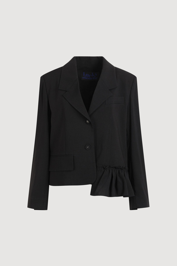 레이온 폴리 프릴 헴 싱글 재킷 (블랙)은 간절기에 적합한 여성용 자켓입니다. 부드러운 레이온과 폴리에스터 혼방 소재로 제작되어 편안한 착용감을 선사하며, 얇은 두께감으로 가볍게 걸치기 좋습니다. 크롭 기장에 프릴 밑단 디테일이 더해져 유니크하고 스타일리시한 분위기를 연출하며, 싱글 버튼 여밈으로 간편하게 착용 가능합니다. 시크, 미니멀, 클래식한 스타일을 즐기는 분들에게 데이트룩, 카페룩, 모임룩 등 다양한 TPO에 활용하기 좋은 아이템입니다.
