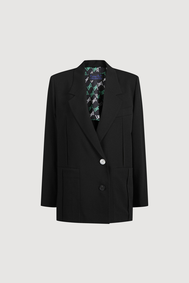 [Re-Order] Pintuck Pocket Single Jacket(black)는 모던하고 클래식한 스타일의 싱글 자켓입니다. TR 소재로 제작되어 얇은 두께감으로 여름에도 시원하게 착용 가능하며, 블랙 컬러에 일자핏으로 어떤 옷에도 잘 어울립니다. 어깨 패드, 빅 아웃포켓, 다트 스티치 디테일, 뒤 중심 슬릿, 제천 벨트, LUCKY 로고 패턴 안감 등 섬세한 디테일이 돋보이는 제품입니다.
