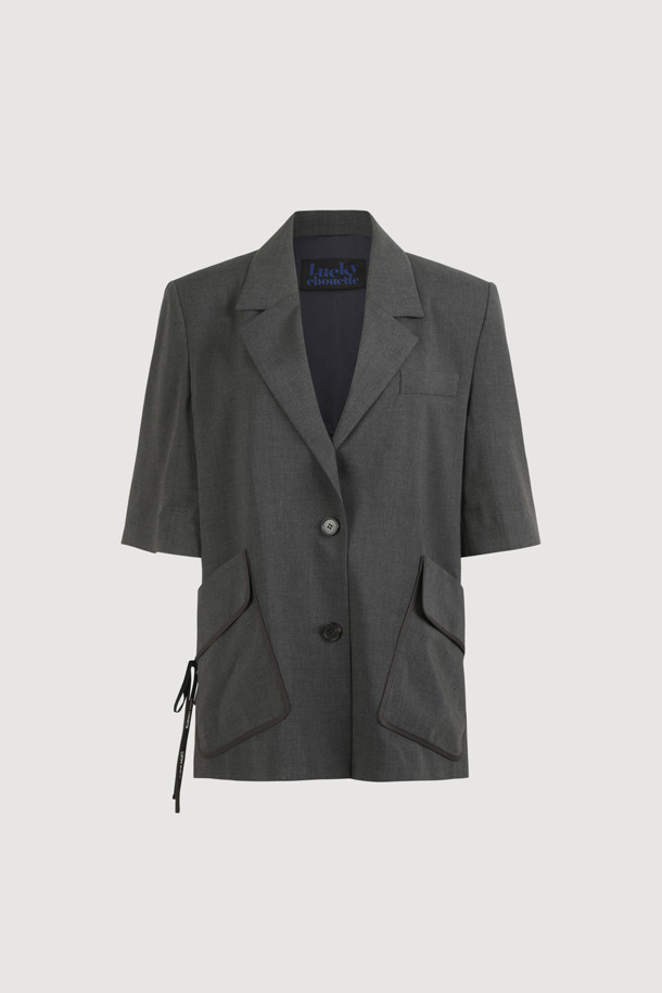 [Re-Order] Poly Single Half Sleeve Jacket (melange grey)는 린넨 소재로 고급스러운 촉감을 선사하며, 멜란지 그레이 컬러가 세련된 느낌을 더하는 여성 자켓입니다. 봄, 여름 시즌에 어울리는 스탠다드핏의 반소매 자켓으로, 일상과 세미포멀 스타일 모두 소화 가능하며, 클래식하면서도 유니크한 무드를 연출합니다. 빅 사이즈 아웃포켓과 테이프 디테일이 특징이며, 원피스 또는 스커트와 매치하면 더욱 멋스럽게 연출할 수 있습니다.
