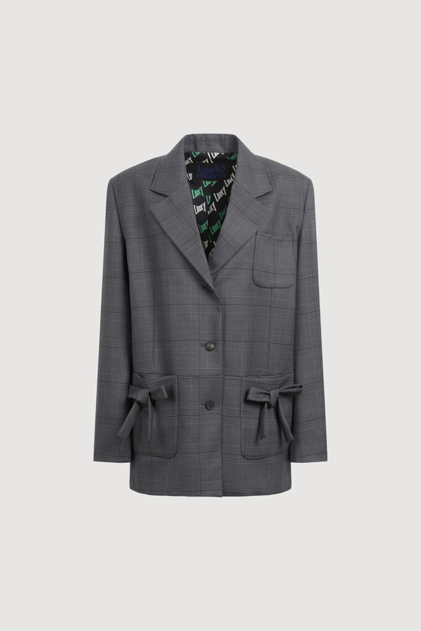 리본 디테일 체크 싱글 재킷 (다크 그레이)은 가을, 겨울 시즌에 어울리는 여성용 아우터입니다. 클래식과 캐주얼 스타일을 모두 소화할 수 있으며, 출근룩, 겨울 데일리룩, 모임룩 등 다양한 TPO에 적합합니다. 울 소재로 제작되어 두꺼운 두께감을 자랑하며, 체크 패턴이 돋보이는 박시핏 싱글 버튼 재킷입니다. 행운을 뜻하는 LUCKY 로고 패턴 안감과 스트라이프 소매 안감, 레터링 테이프 턴업 디테일이 더해져 포인트를 더합니다. 다크 그레이 컬러로 어떤 옷에도 쉽게 매치하여 미니멀한 스타일을 연출할 수 있습니다.
