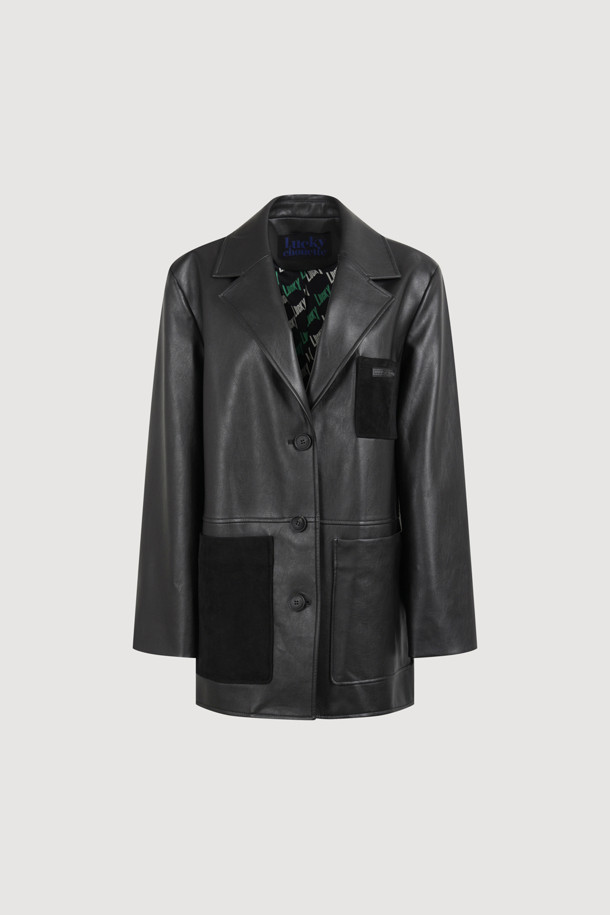 페이크 레더 싱글 재킷 (블랙)은 여성용으로, 봄, 가을에 착용하기 좋은 테일러드 스타일의 재킷입니다. 부드러운 촉감의 인조 가죽과 스웨이드 소재를 사용하여 클래식하면서도 캐주얼한 분위기를 연출합니다. 블랙 컬러의 무지 디자인에 레귤러 기장, 싱글 버튼 여밈 방식으로 제작되었으며, 스트레이트 핏으로 떨어지는 실루엣이 특징입니다. 내부 안감과 가슴 및 아웃 포켓, 로고 와펜 등의 디테일이 더해져 데이트룩, 모임룩, 미니멀룩 등 다양한 스타일에 활용하기 좋습니다.
