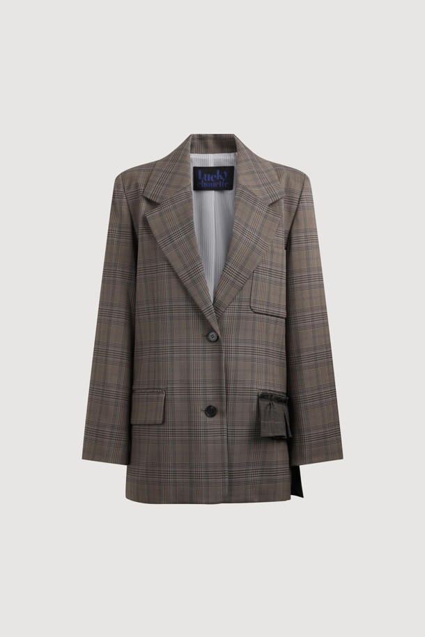 프릴 디테일 체크 싱글 재킷은 브라운과 그레이 컬러의 울블렌드 및 소모 소재로 제작된 여성용 싱글 재킷입니다. 봄, 가을에 착용하기 좋으며, 클래식하고 유니크한 스타일을 연출합니다. 박시핏 크롭 기장으로 세련된 실루엣을 선사하며, 테일러드 코트 타입에 싱글 버튼 여밈 방식입니다. 오피스룩, 모임룩, 데이트룩에 제격이며, 미니멀, 시크한 스타일을 즐기는 분들께 추천합니다.
