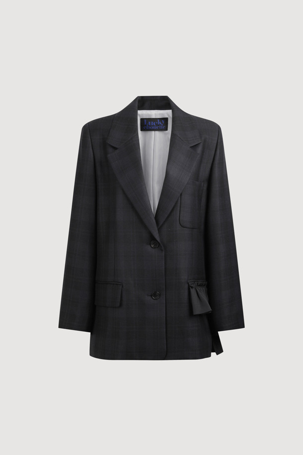 프릴 디테일 체크 싱글 재킷은 가을, 겨울 시즌 여성 고객을 위한 아우터입니다. 톤 다운된 다크 그레이 컬러의 울 소재로 제작되어, 클래식하면서도 유니크한 스타일을 연출합니다. 테일러드 코트 타입에 싱글 버튼 여밈으로 깔끔함을 더했으며, 박시한 핏과 긴 소매 기장으로 편안한 착용감을 선사합니다. 체크 패턴과 프릴 디테일이 믹스앤매치된 디자인으로 오피스룩, 모임룩, 겨울 데일리룩 등 다양한 TPO에 활용 가능하며, 미니멀, 시크한 스타일을 선호하는 분들께 추천합니다.
