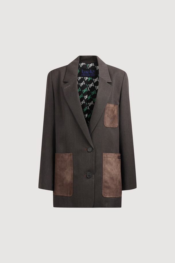 브라운 컬러의 스웨이드 포켓 체크 싱글 재킷입니다. 울과 스웨이드 소재의 조화로 가을, 겨울 시즌에 따뜻하고 포근하게 착용할 수 있습니다. 슬림핏에 크롭 기장으로, 모던하고 클래식한 스타일을 연출하며 오피스룩, 출근룩, 모임룩에 적합합니다. 체크 패턴과 스웨이드 포켓 디테일이 돋보이며, LUCKY 로고 패턴 안감과 소뿔 단추로 고급스러움을 더했습니다. 싱글 버튼 여밈 방식의 두꺼운 두께감으로 시크하고 미니멀한 스타일을 완성할 수 있습니다.
