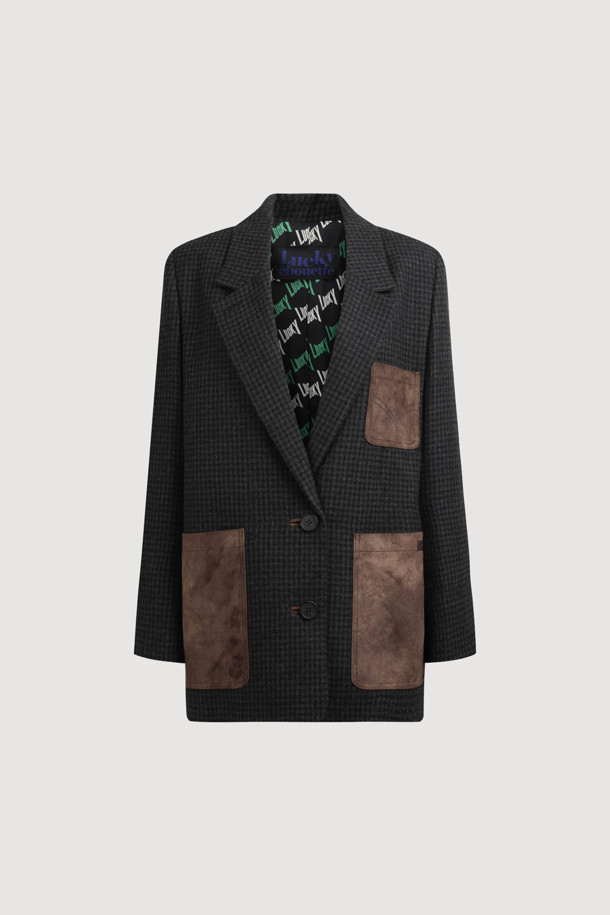 세련된 분위기를 연출하는 스웨이드 포켓 체크 싱글 재킷 (grey)입니다. 여성 고객을 위해 디자인되었으며, 가을과 겨울에 따뜻하게 착용할 수 있습니다. 모던하고 클래식한 스타일을 동시에 만족시키는 체크 패턴과 슬림핏 디자인이 특징입니다. 부드러운 스웨이드와 울 소재, 소뿔 단추, 럭키 로고 안감 디테일로 고급스러움을 더했습니다. 오피스룩, 출근룩, 모임룩 등 다양한 TPO에 활용 가능하며, 클래식, 미니멀, 시크한 스타일을 연출하기 좋습니다.
