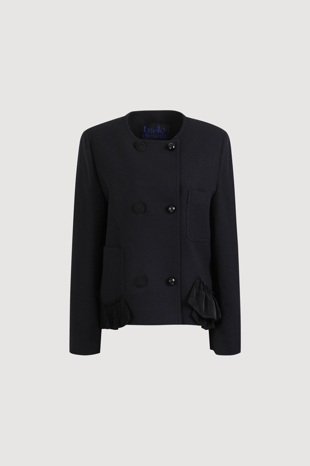 세련된 무드의 라운드 넥 트위드 재킷 (블랙)을 소개합니다. 울과 캐시미어 혼방 소재로 제작되어 부드러운 촉감과 뛰어난 보온성을 자랑하며, 가을과 겨울 시즌에 제격입니다. 클래식하고 엘레강스한 무드를 더하는 체크 패턴과 싱글 버튼 여밈, 루즈핏 디자인이 특징입니다. 금속 단추와 프릴 디테일로 포인트를 주었으며, 럭키 로고 패턴 안감으로 고급스러움을 더했습니다. 오피스룩, 모임룩, 소개팅룩 등 다양한 TPO에 활용 가능하며, 클래식, 미니멀, 시크한 스타일을 연출하기 좋습니다.
